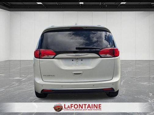 Luxury White Pearlcoat 2020 Chrysler Pacifica Touring L