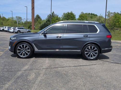 Gray Metallic 2022 BMW X7 xDrive40i