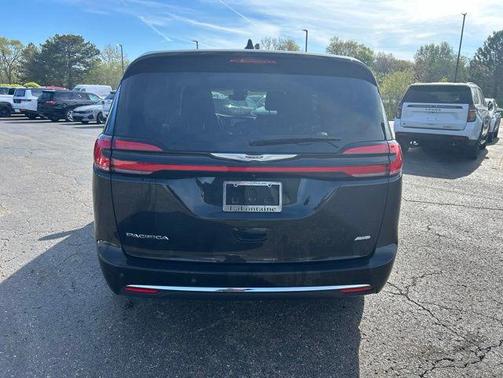 Brilliant Black Crystal Pearlcoat 2023 Chrysler Pacifica Touring L