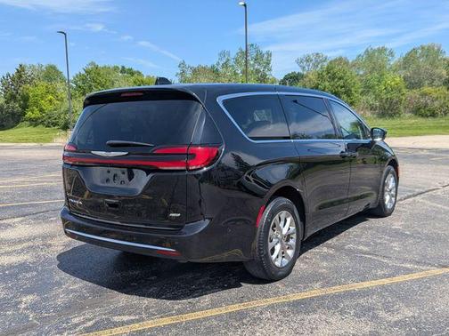 Brilliant Black Crystal Pearlcoat 2023 Chrysler Pacifica Touring L