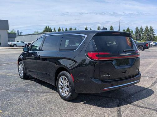 Brilliant Black Crystal Pearlcoat 2023 Chrysler Pacifica Touring L