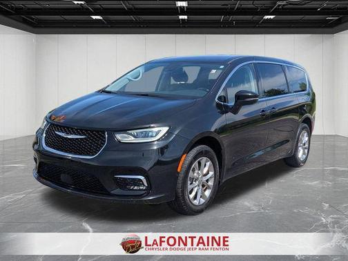 Brilliant Black Crystal Pearlcoat 2023 Chrysler Pacifica Touring L