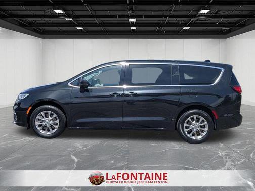 Brilliant Black Crystal Pearlcoat 2023 Chrysler Pacifica Touring L