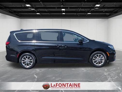 Brilliant Black Crystal Pearlcoat 2023 Chrysler Pacifica Touring L