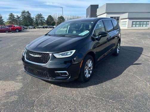 Brilliant Black Crystal Pearlcoat 2023 Chrysler Pacifica Touring L
