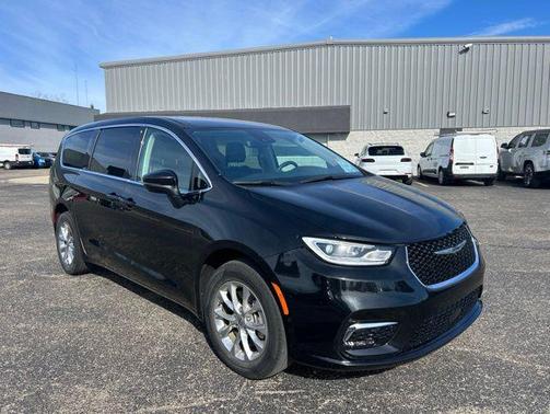 Brilliant Black Crystal Pearlcoat 2023 Chrysler Pacifica Touring L