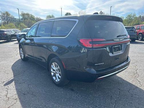 Brilliant Black Crystal Pearlcoat 2023 Chrysler Pacifica Touring L