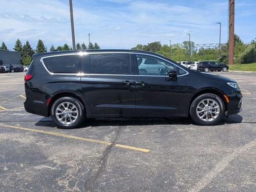 Brilliant Black Crystal Pearlcoat 2023 Chrysler Pacifica Touring L