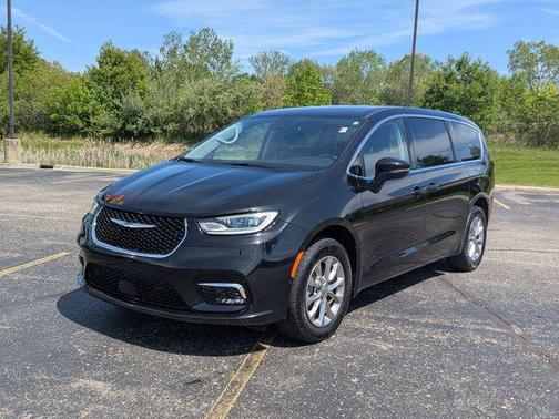 Brilliant Black Crystal Pearlcoat 2023 Chrysler Pacifica Touring L