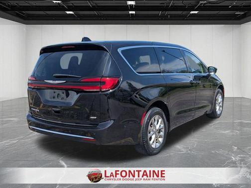 Brilliant Black Crystal Pearlcoat 2023 Chrysler Pacifica Touring L