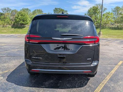Brilliant Black Crystal Pearlcoat 2023 Chrysler Pacifica Touring L
