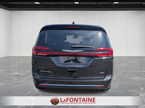 Brilliant Black Crystal Pearlcoat 2023 Chrysler Pacifica Touring L