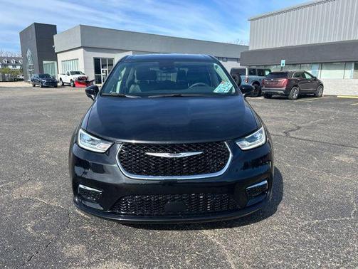 Brilliant Black Crystal Pearlcoat 2023 Chrysler Pacifica Touring L
