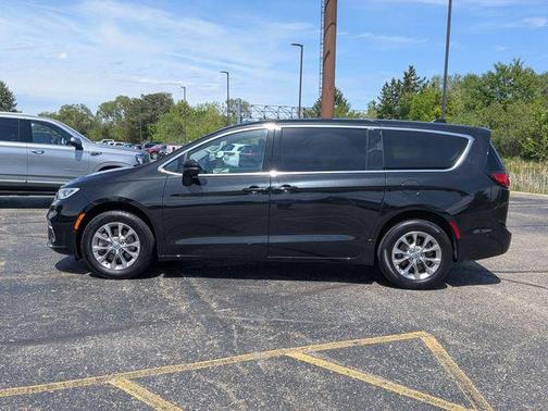 Brilliant Black Crystal Pearlcoat 2023 Chrysler Pacifica Touring L