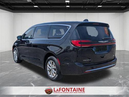 Brilliant Black Crystal Pearlcoat 2023 Chrysler Pacifica Touring L