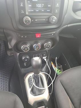Alpine White 2016 Jeep Renegade Latitude