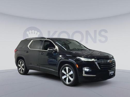 Mosaic Black Metallic 2022 Chevrolet Traverse LT Leather