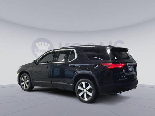 Mosaic Black Metallic 2022 Chevrolet Traverse LT Leather
