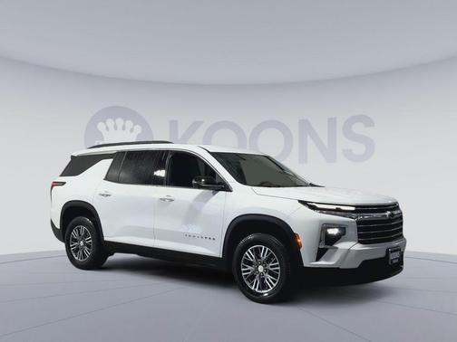 Summit White 2025 Chevrolet Traverse LT