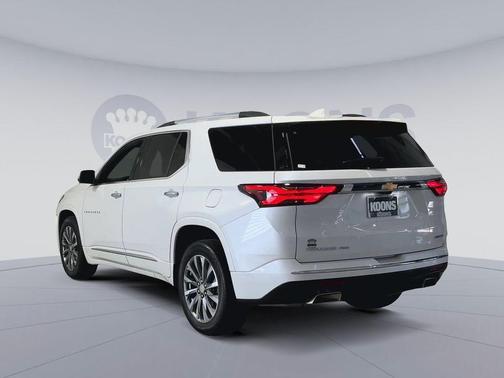 Iridescent Pearl Tricoat 2023 Chevrolet Traverse Premier