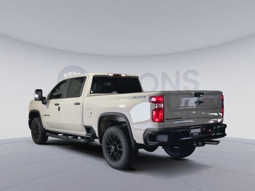White Sands 2026 Chevrolet Silverado 2500 Custom