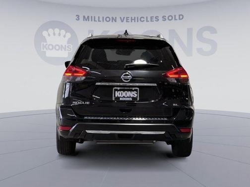 Photo 4 of 25 of 2017 Nissan Rogue SL