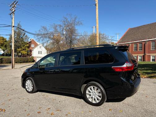 2017 Toyota Sienna XLE