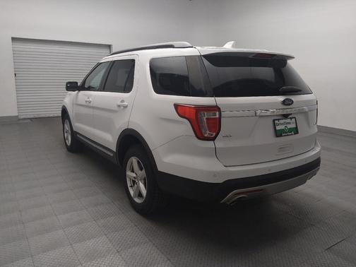 White 2017 Ford Explorer XLT
