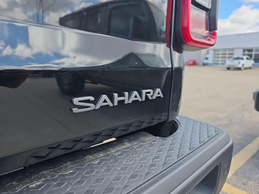 Black Clear-Coat Exterior Paint 2026 Jeep Gladiator Sahara 4x4