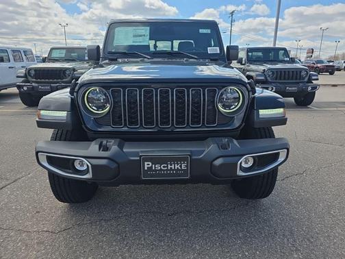 Black Clear-Coat Exterior Paint 2026 Jeep Gladiator Sahara 4x4
