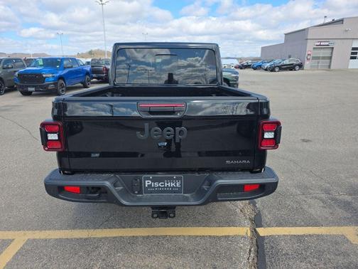 Black Clear-Coat Exterior Paint 2026 Jeep Gladiator Sahara 4x4