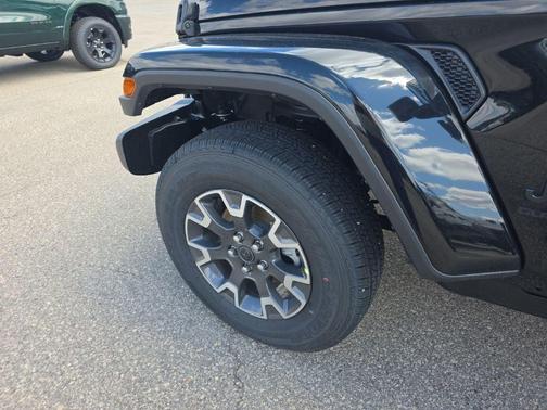 Black Clear-Coat Exterior Paint 2026 Jeep Gladiator Sahara 4x4