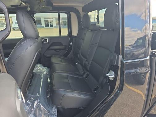 Black Clear-Coat Exterior Paint 2026 Jeep Gladiator Sahara 4x4