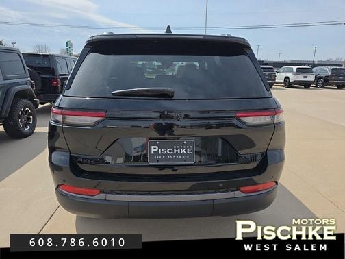 Diamond Black Crystal Pearlcoat 2026 Jeep Grand Cherokee Altitude