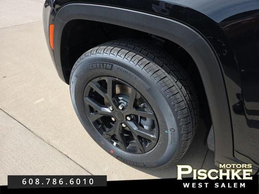 Diamond Black Crystal Pearlcoat 2026 Jeep Grand Cherokee Altitude
