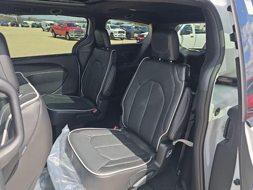 Bright White Clearcoat 2026 Chrysler Pacifica Limited