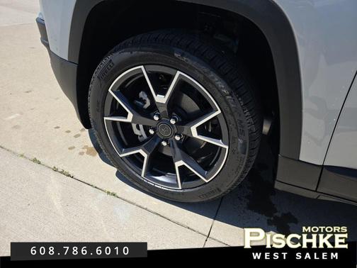 Silver Zynith Clearcoat 2026 Jeep Cherokee Overland