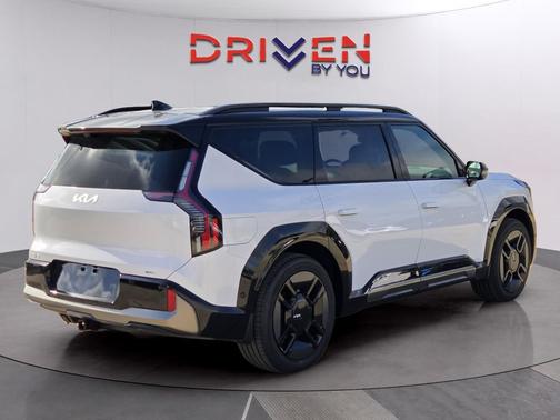 Glacier White Pearl/Ebony Black Roof 2026 Kia EV9 GT-Line