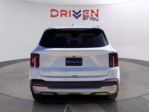 Glacial White Pearl 2026 Kia Sorento LX