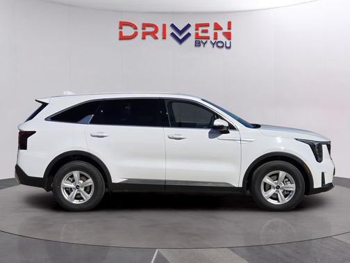 Glacial White Pearl 2026 Kia Sorento LX