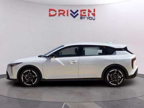 Snow White Pearl 2026 Kia K4 GT-Line