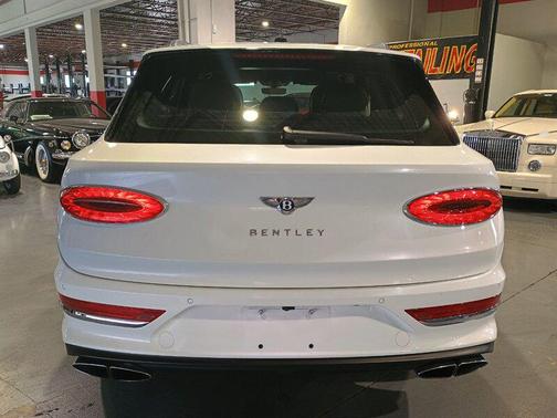 Snow Quartz Pearlescent 2023 Bentley Bentayga V8
