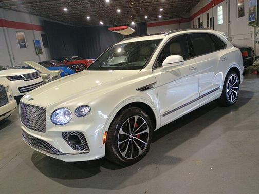 Snow Quartz Pearlescent 2023 Bentley Bentayga V8