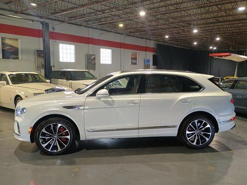 Snow Quartz Pearlescent 2023 Bentley Bentayga V8