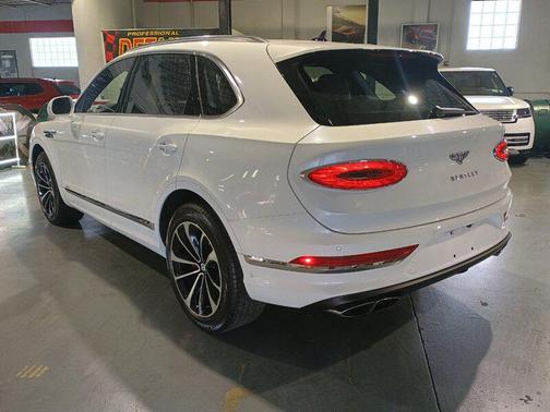 Snow Quartz Pearlescent 2023 Bentley Bentayga V8