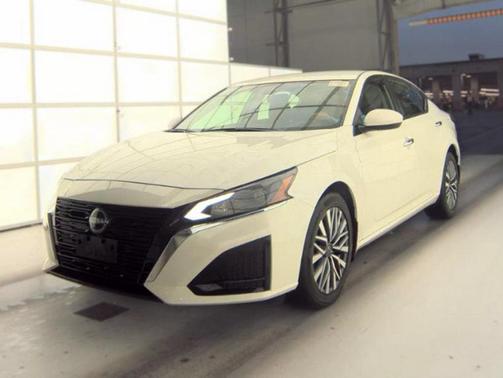 Pearl White Tricoat 2023 Nissan Altima 2.5 SV