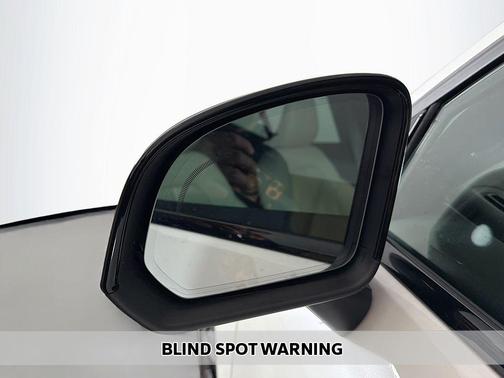 2023 Volvo XC40 B5 Plus Dark Theme