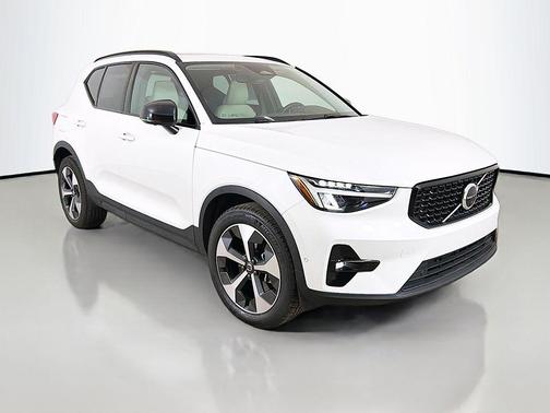 2023 Volvo XC40 B5 Plus Dark Theme