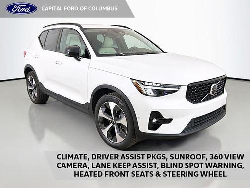 2023 Volvo XC40 B5 Plus Dark Theme
