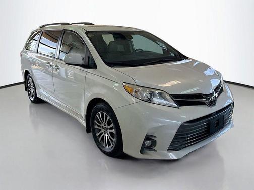 2020 Toyota Sienna XLE